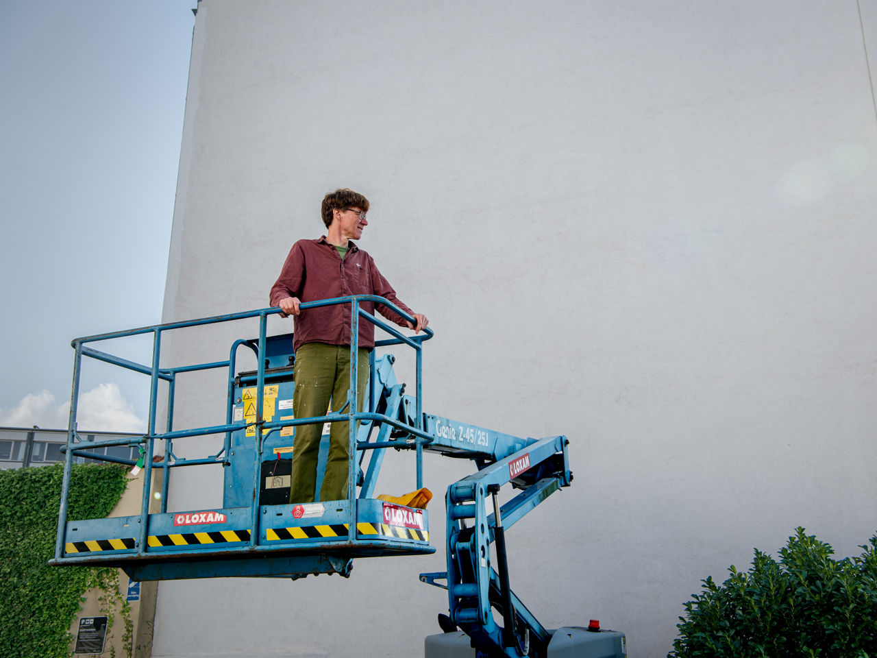 Kunstner Oliver Streich ved gavlen i Randers, hvor der nu skal opføres et La Norma-gavlmaleri Foto: Martin Gundesen, Randers Teater