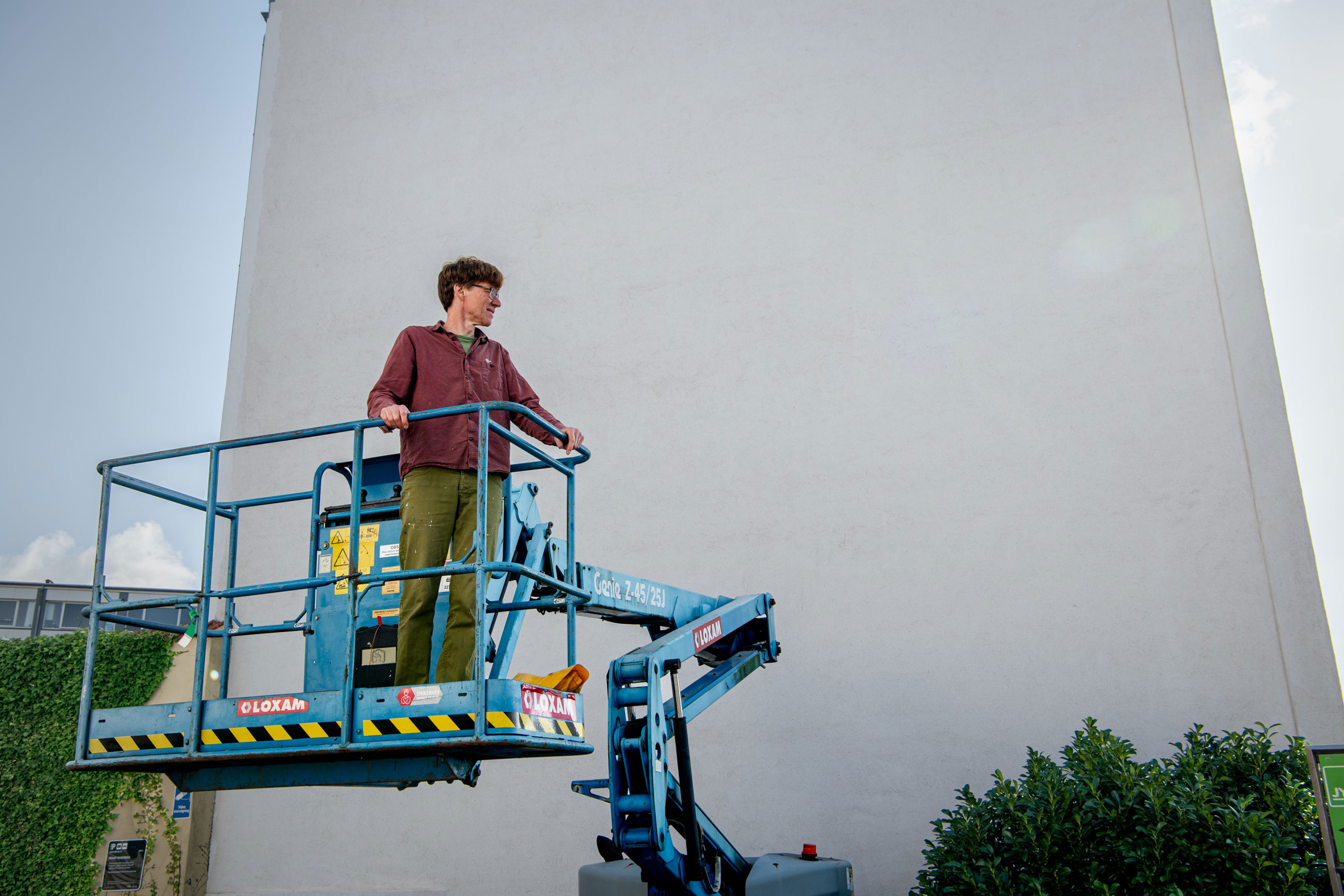 Kunstner Oliver Streich ved gavlen i Randers, hvor der nu skal opføres et La Norma-gavlmaleri Foto: Martin Gundesen, Randers Teater