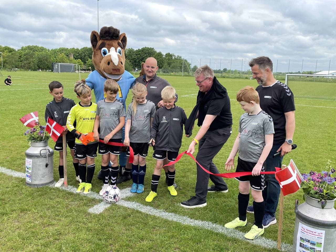 Den røde snor blev klippet af lokale fodbolddrenge og borgmester Torben Hansen.