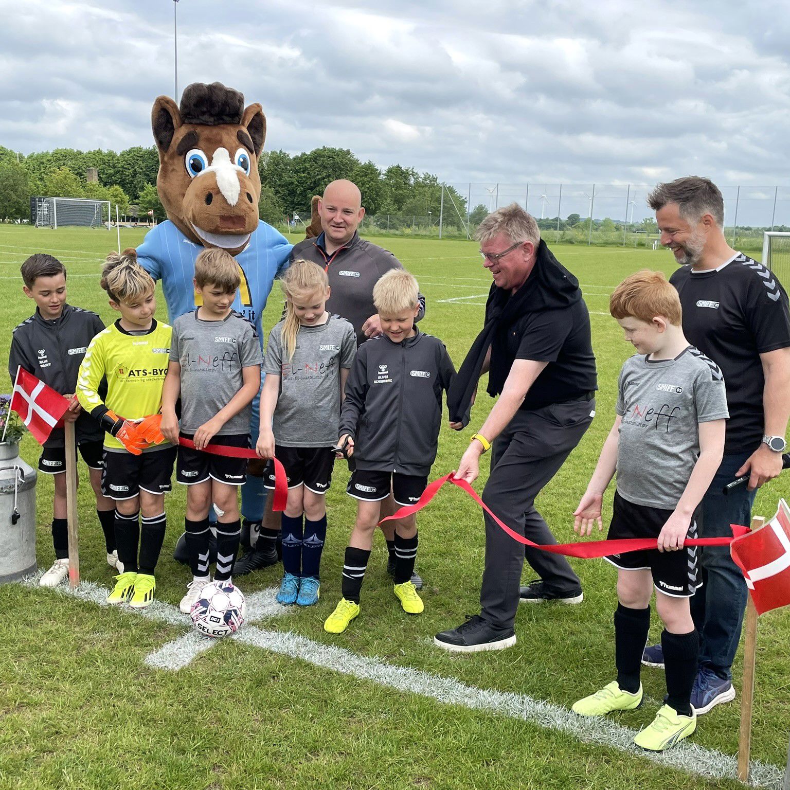 Den røde snor blev klippet af lokale fodbolddrenge og borgmester Torben Hansen.