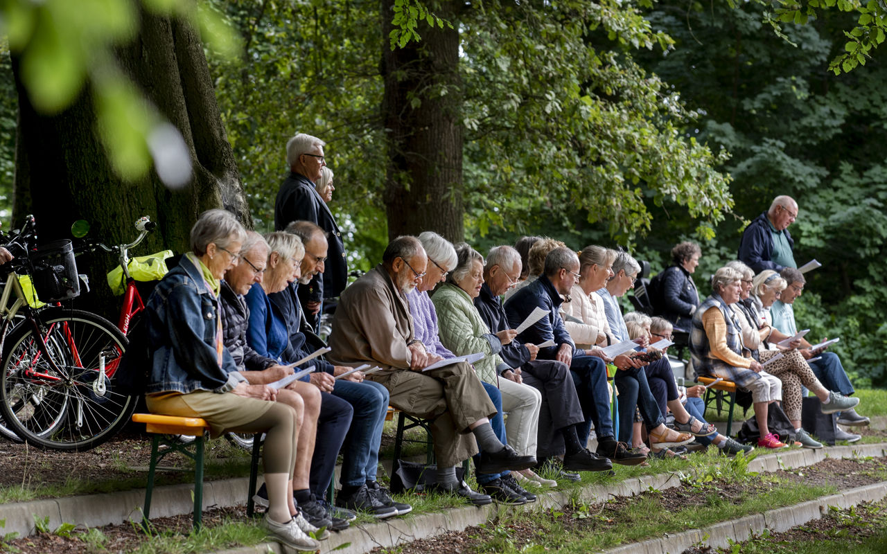 Ældre til udendørs arrangement på Skovbakken