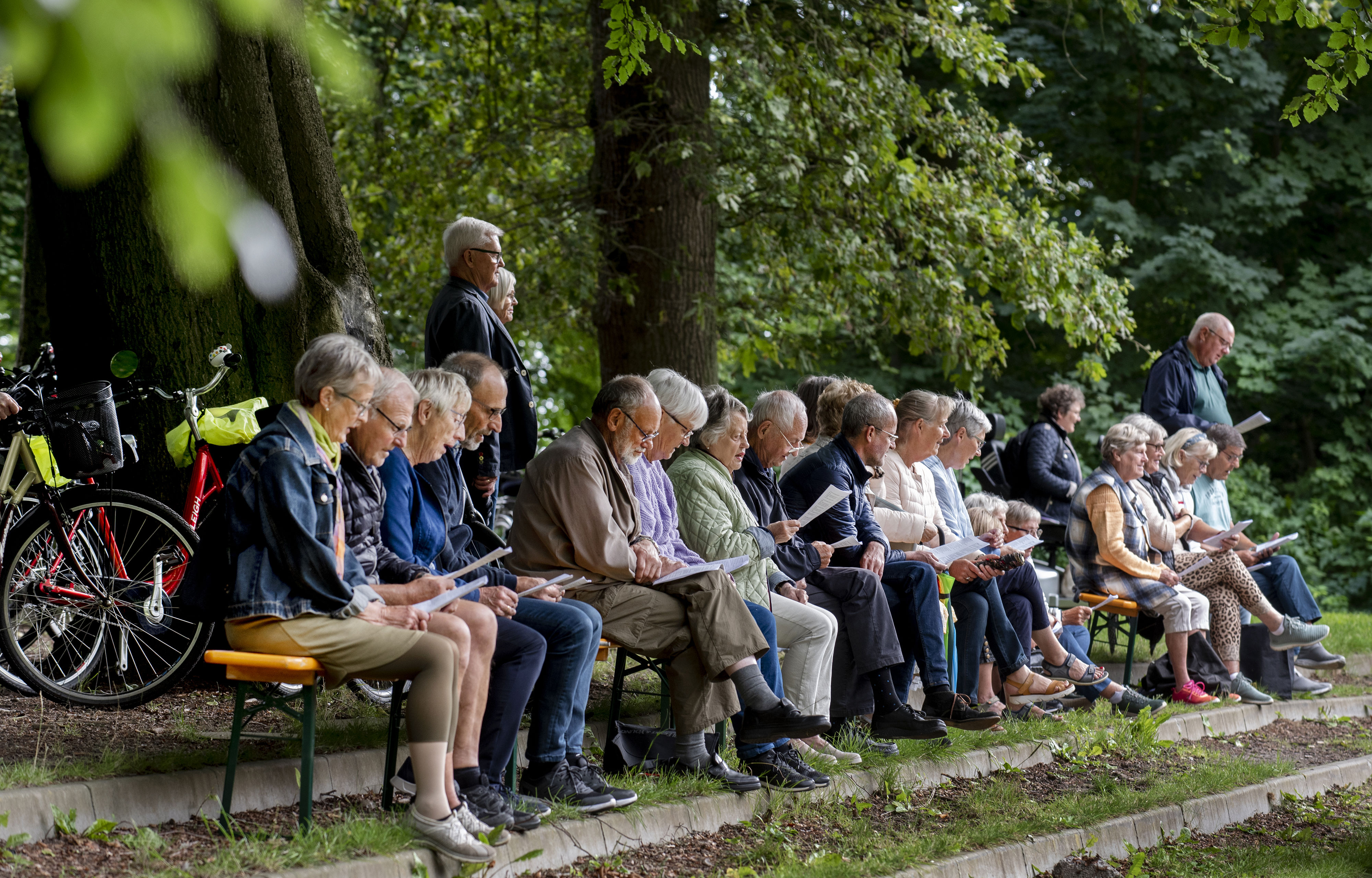 Ældre til udendørs arrangement på Skovbakken