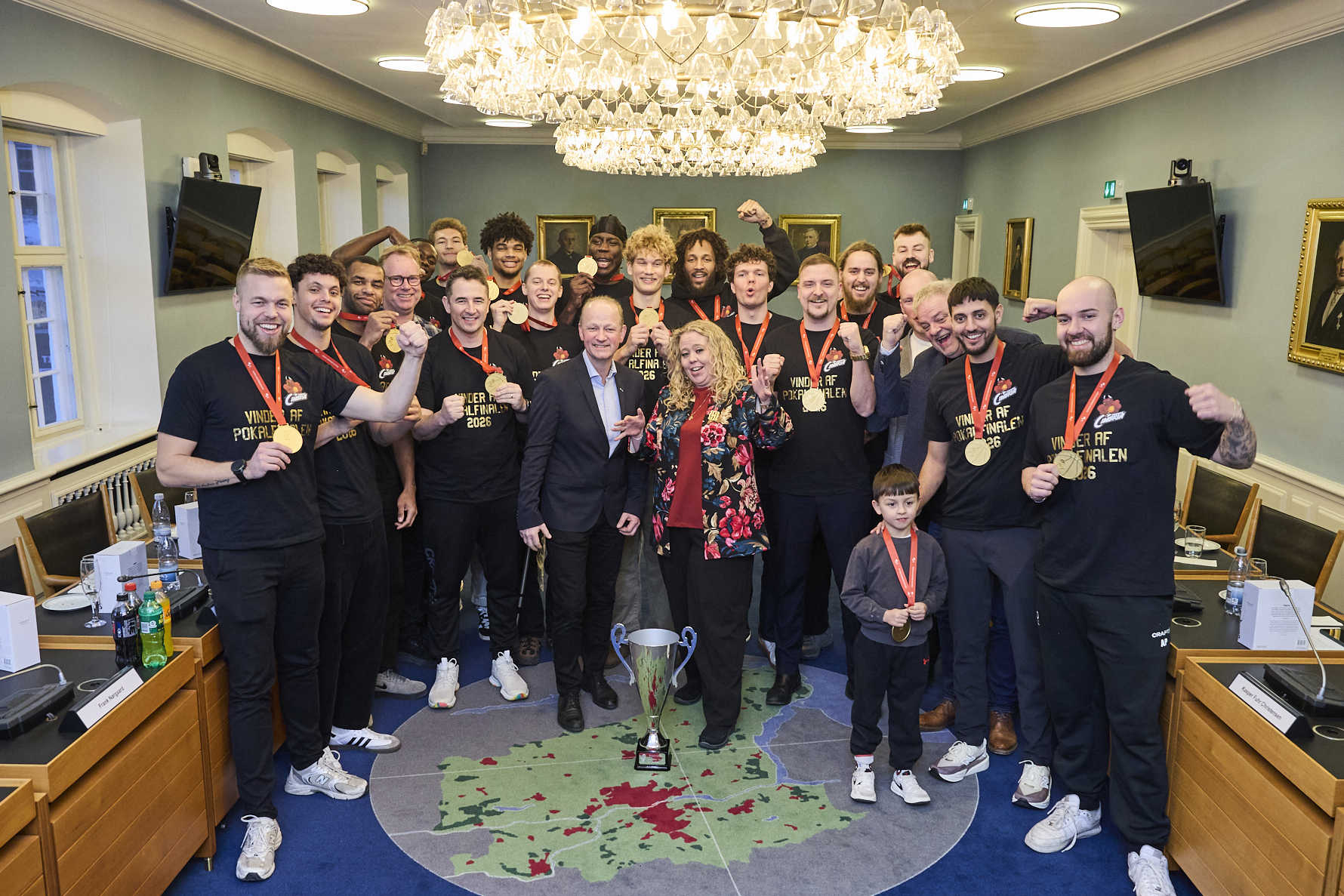 Fejringen i Rådhussalen blev rundet af med fælles foto af holdet sammen med borgmester og viceborgmester.