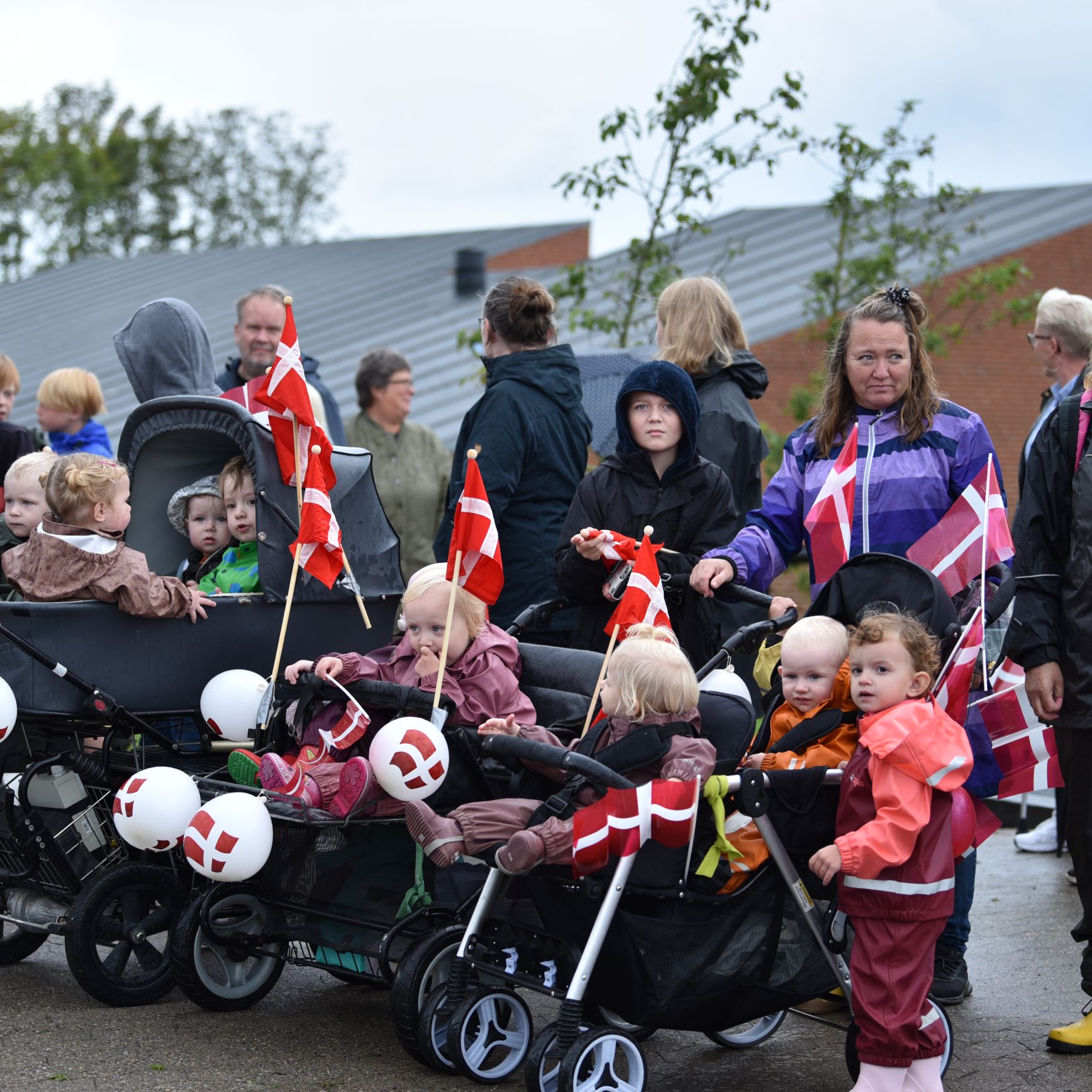 Folk er klar til at modtage Dronningen i Øster Bjerregrav