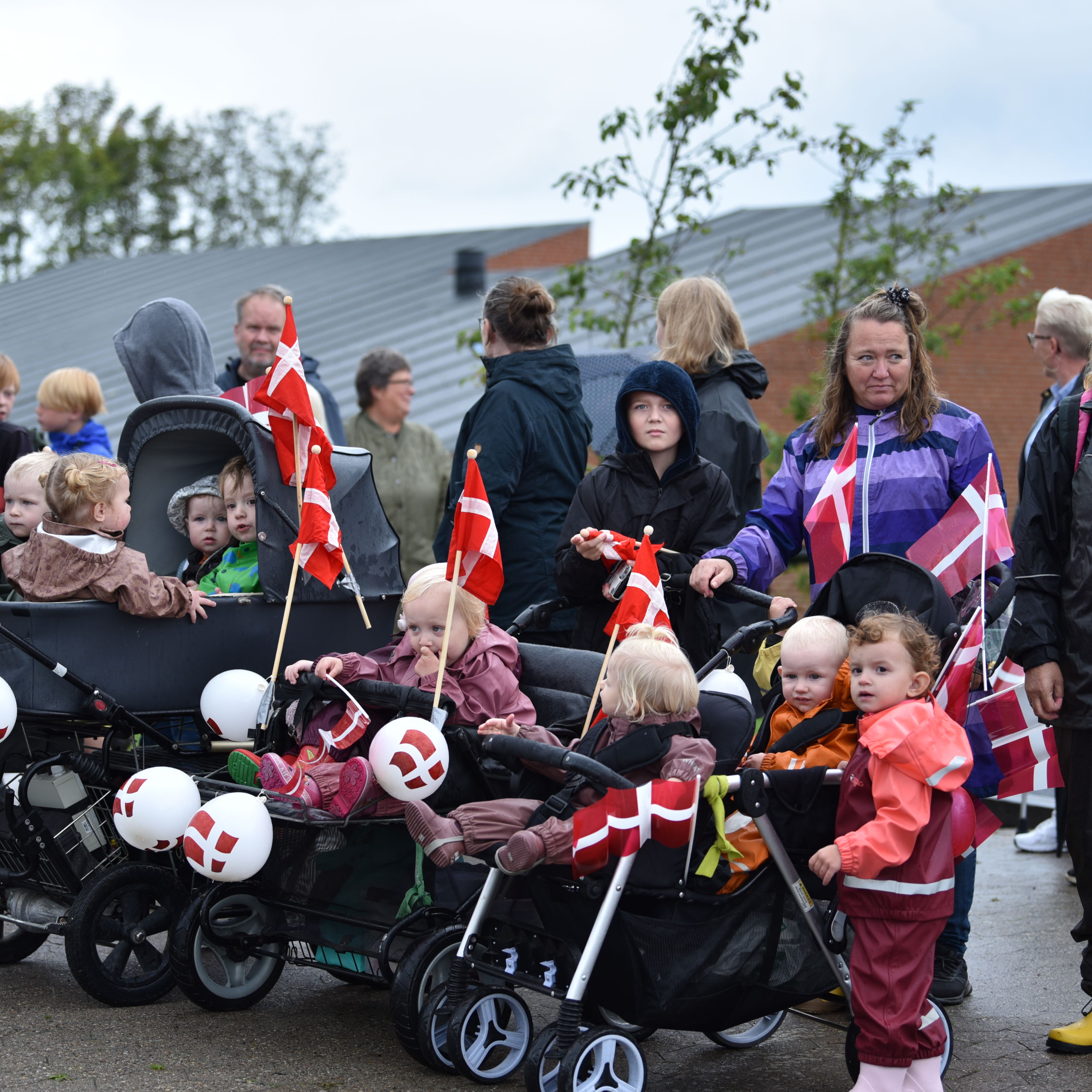 Folk er klar til at modtage Dronningen i Øster Bjerregrav
