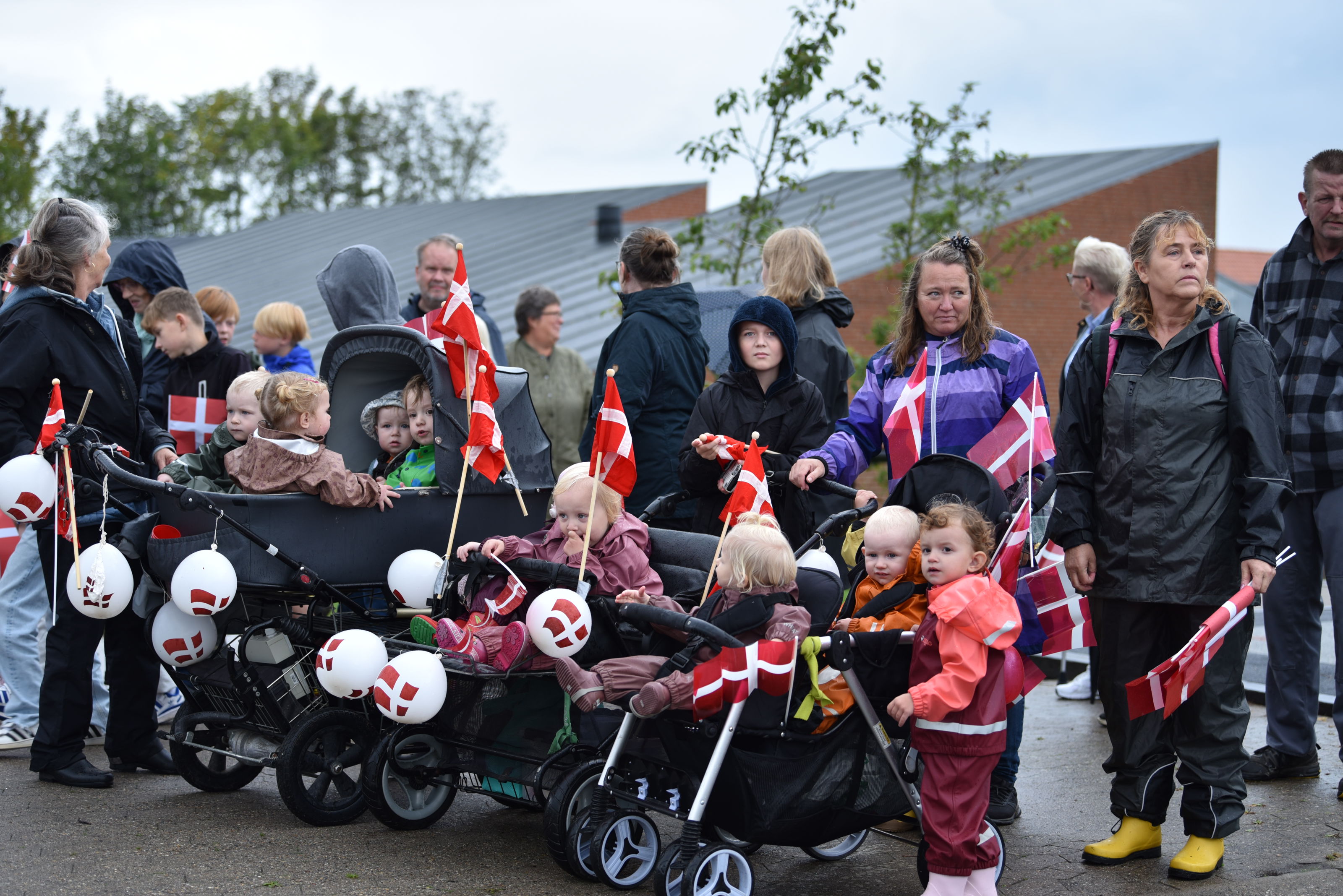 Folk er klar til at modtage Dronningen i Øster Bjerregrav