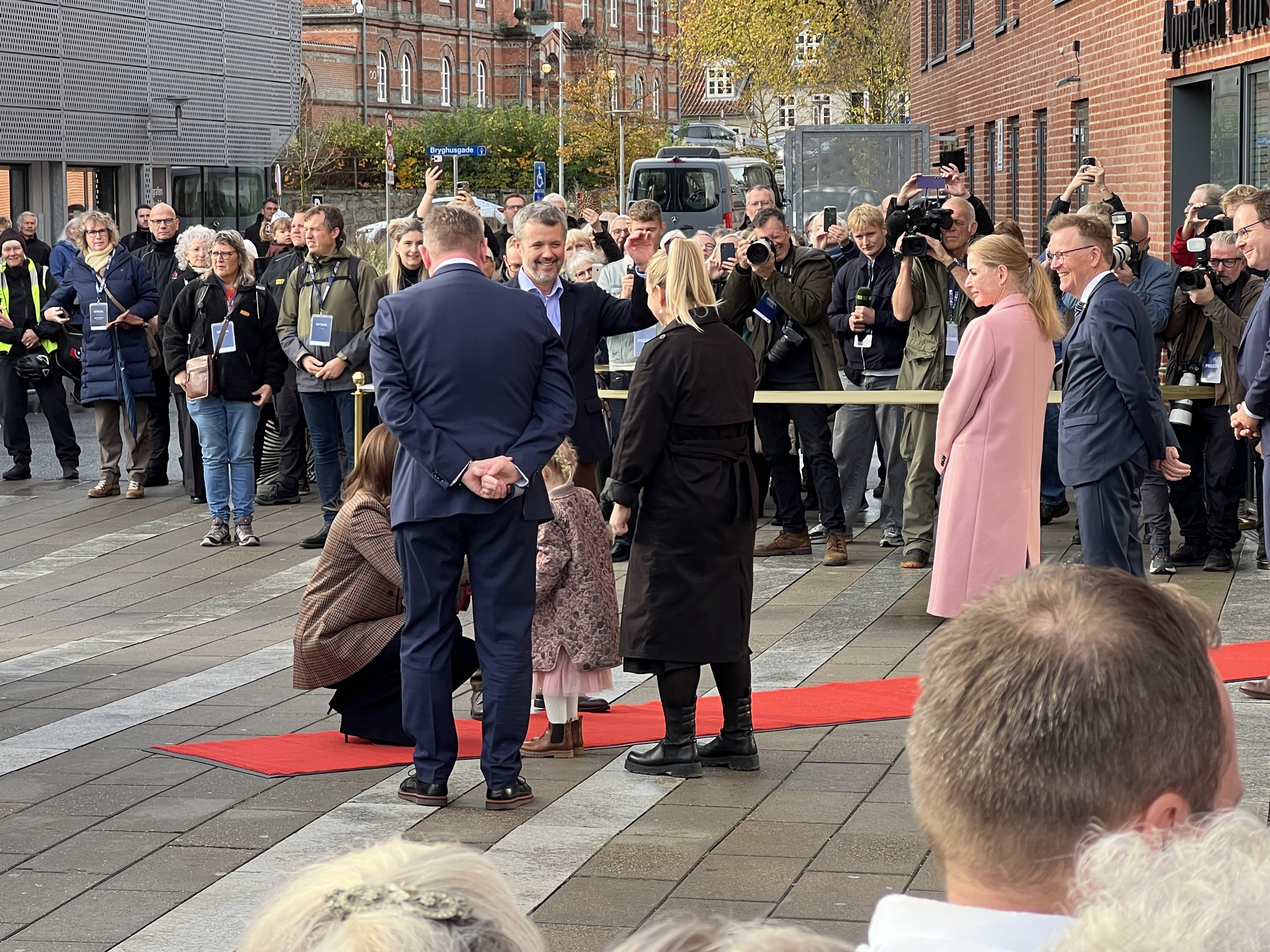 H.M. Dronning Mary får overrakt blomster ved Randers Sundhedscenter