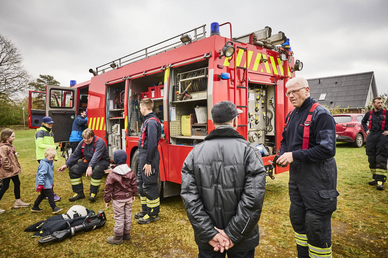 Børn ser på brandbil i forbindelse med fejringen af borger nr. 100.000 i Øster Tørslev