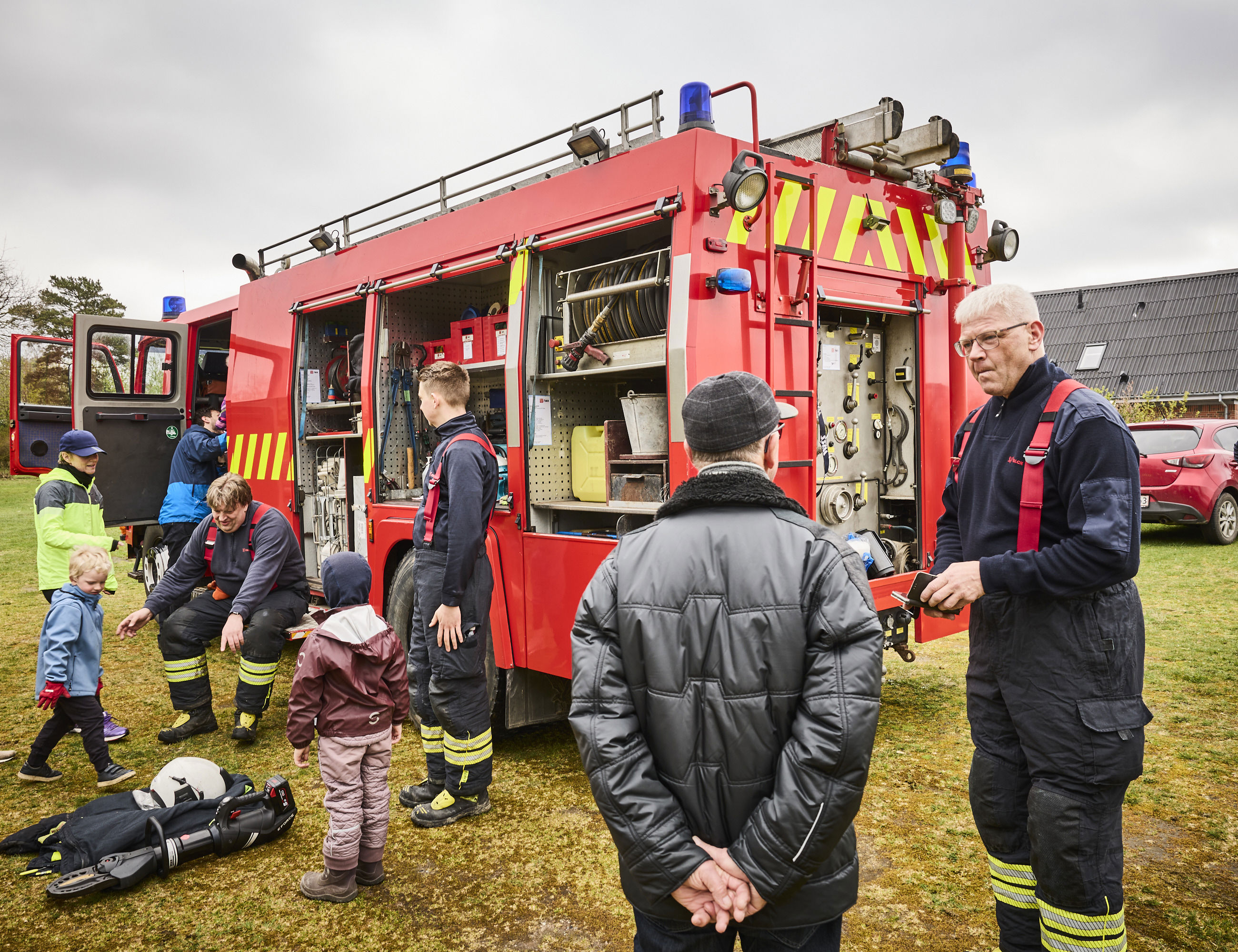 Børn ser på brandbil i forbindelse med fejringen af borger nr. 100.000 i Øster Tørslev