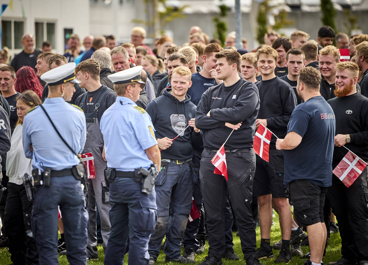 Folk er klar til at modtage Dronningen på Tradium