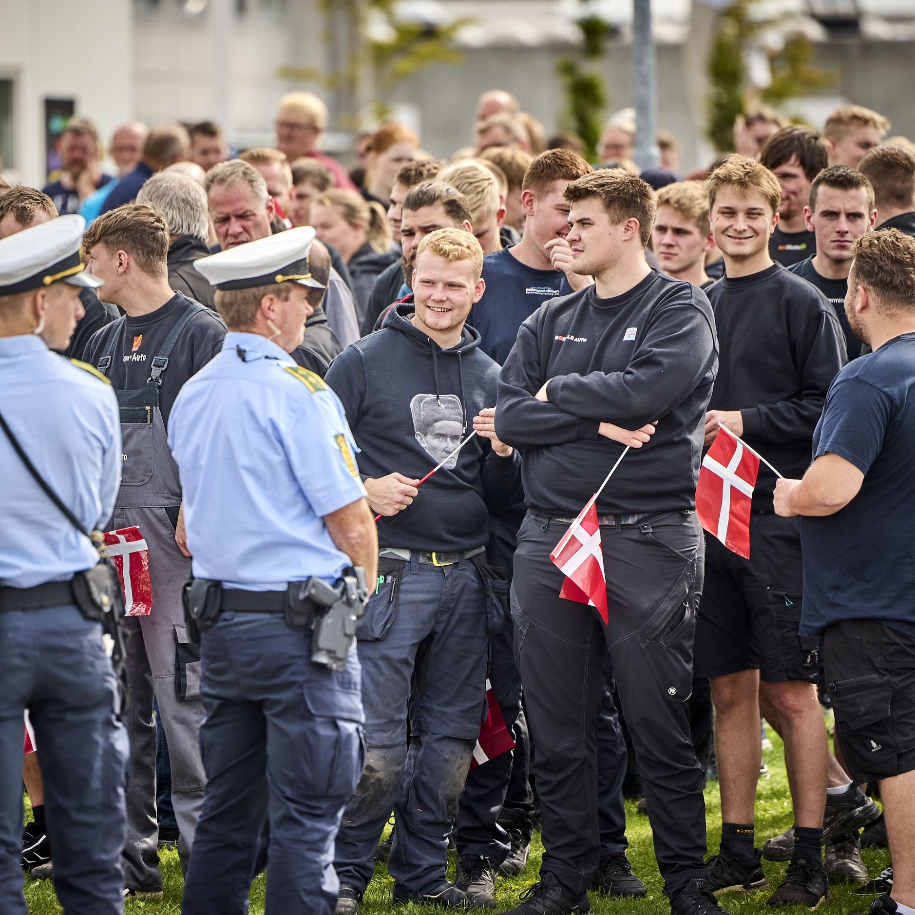 Folk er klar til at modtage Dronningen på Tradium