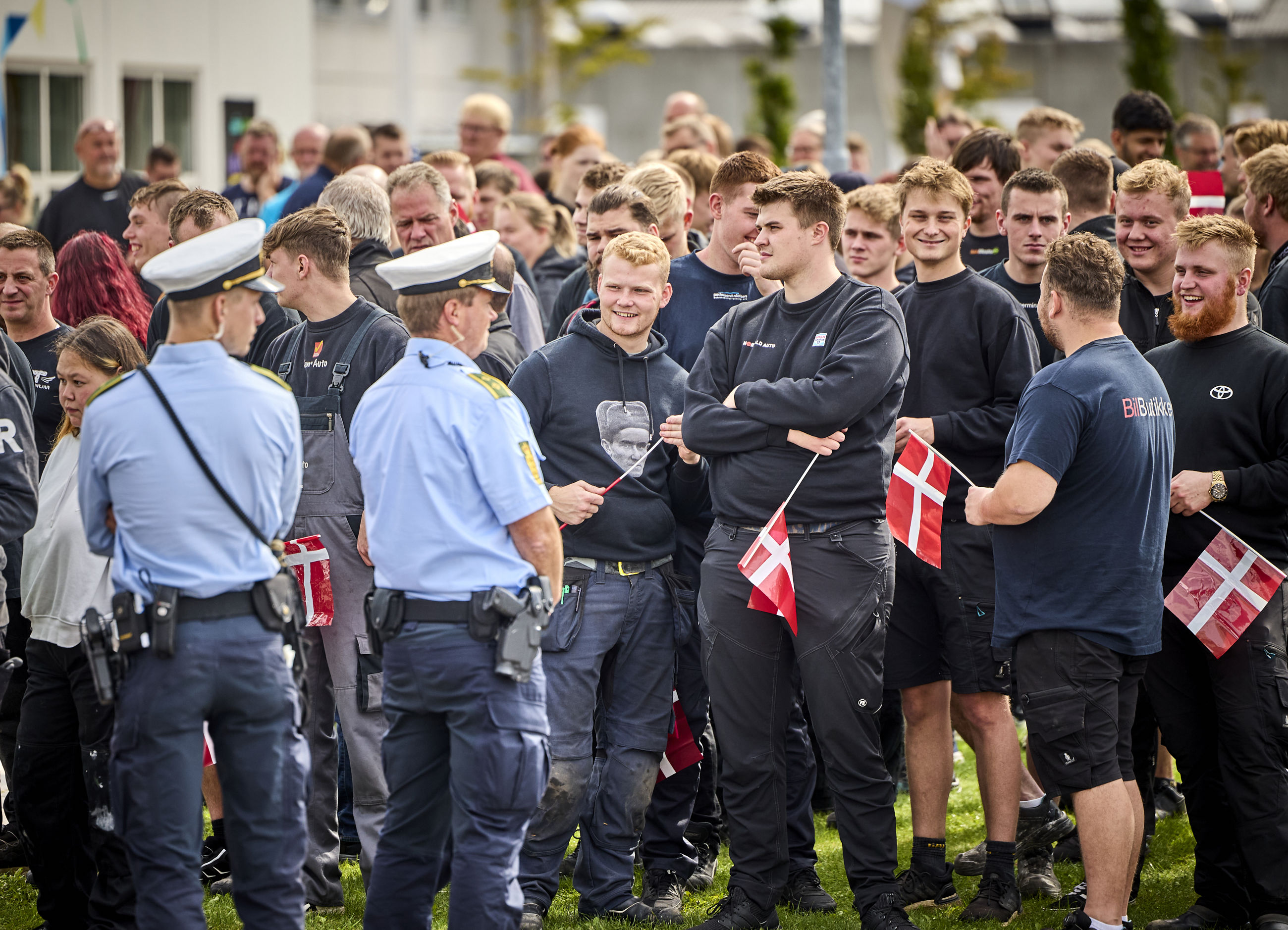 Folk er klar til at modtage Dronningen på Tradium