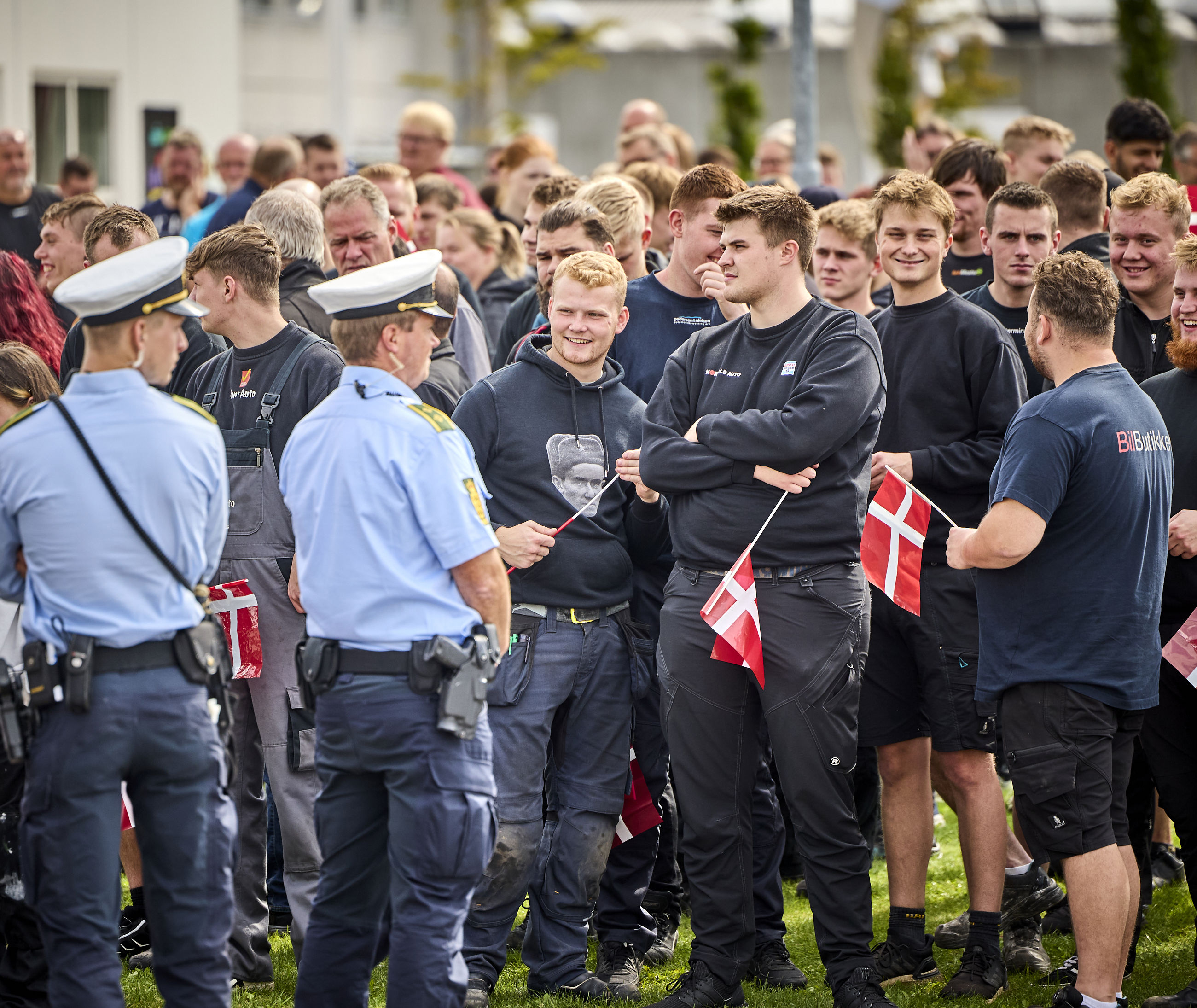 Folk er klar til at modtage Dronningen på Tradium