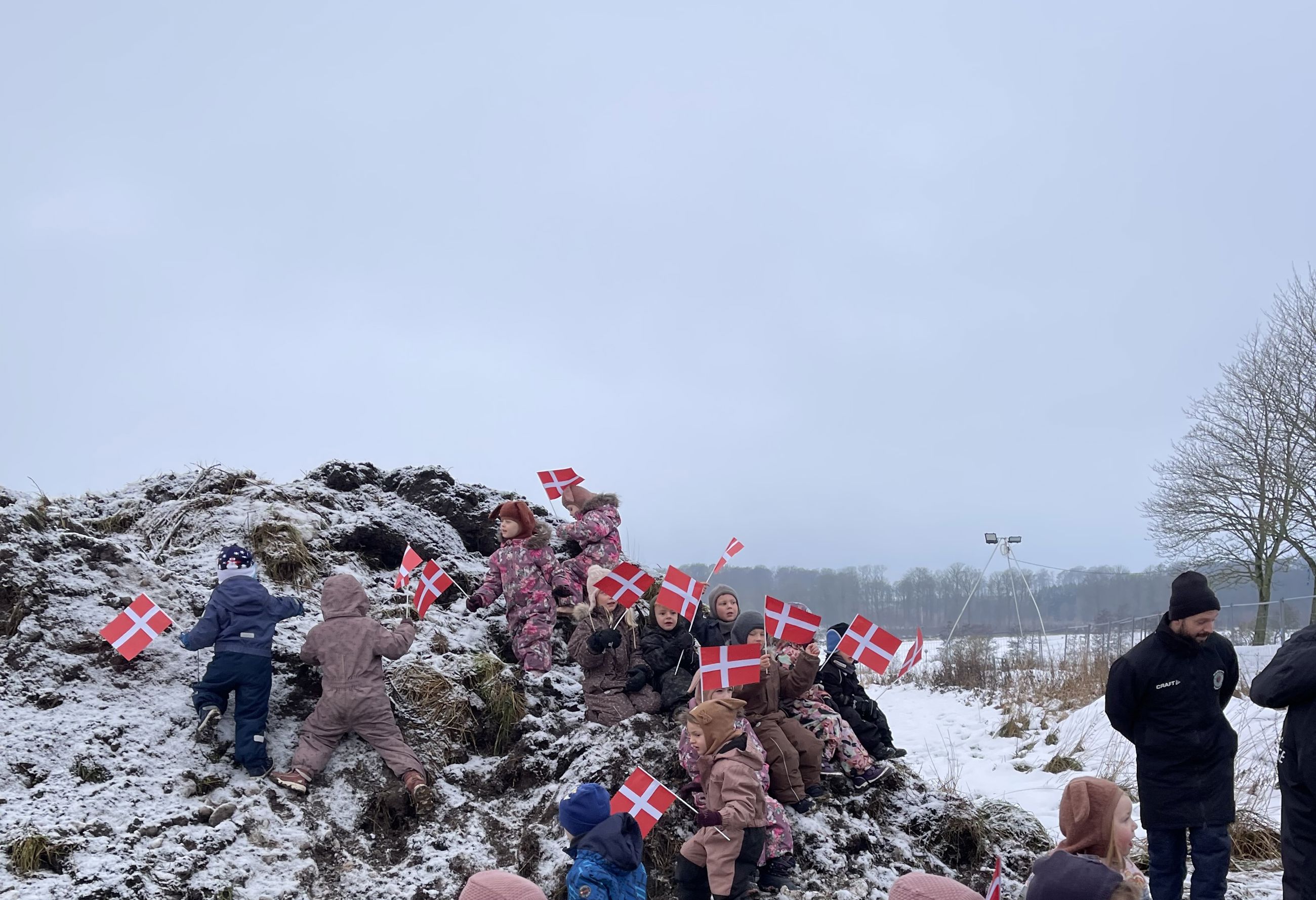 Børn og medarbejder fra Børnehuset Himmeldalen fejrer første spadestik til ny daginstitution i Dronningborg