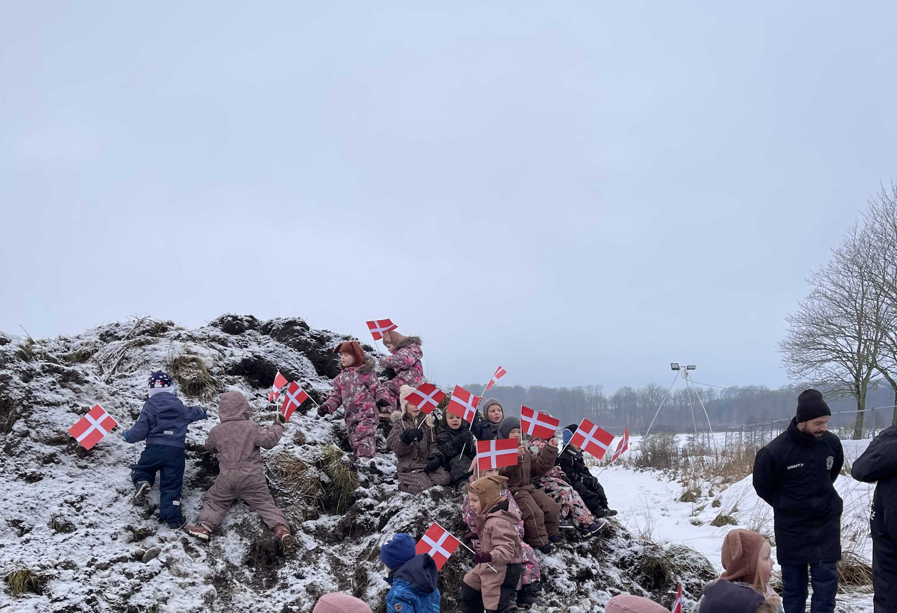 Børn og medarbejder fra Børnehuset Himmeldalen fejrer første spadestik til ny daginstitution i Dronningborg
