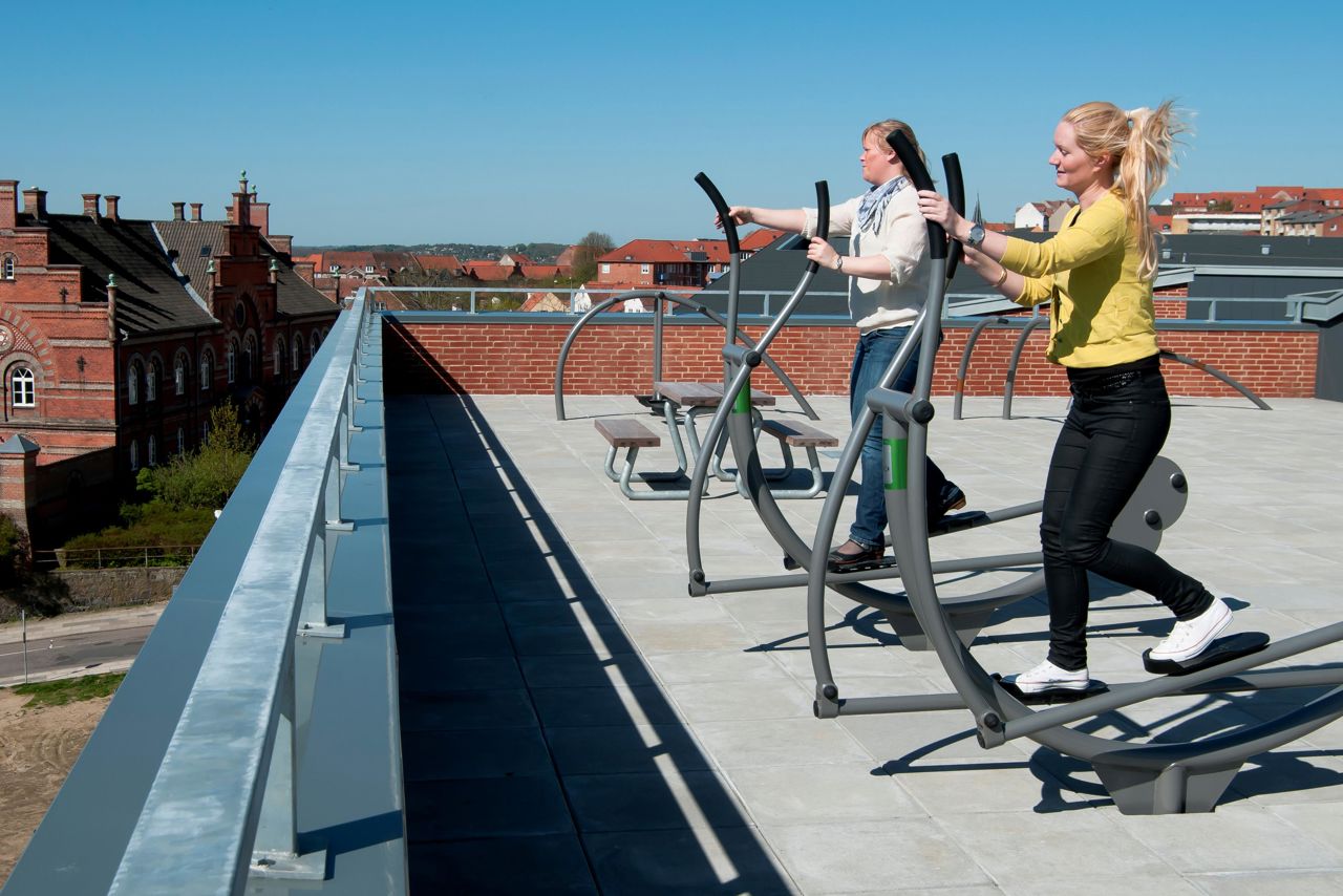 To crosstrainere på taget af Randers Sundhedscenter