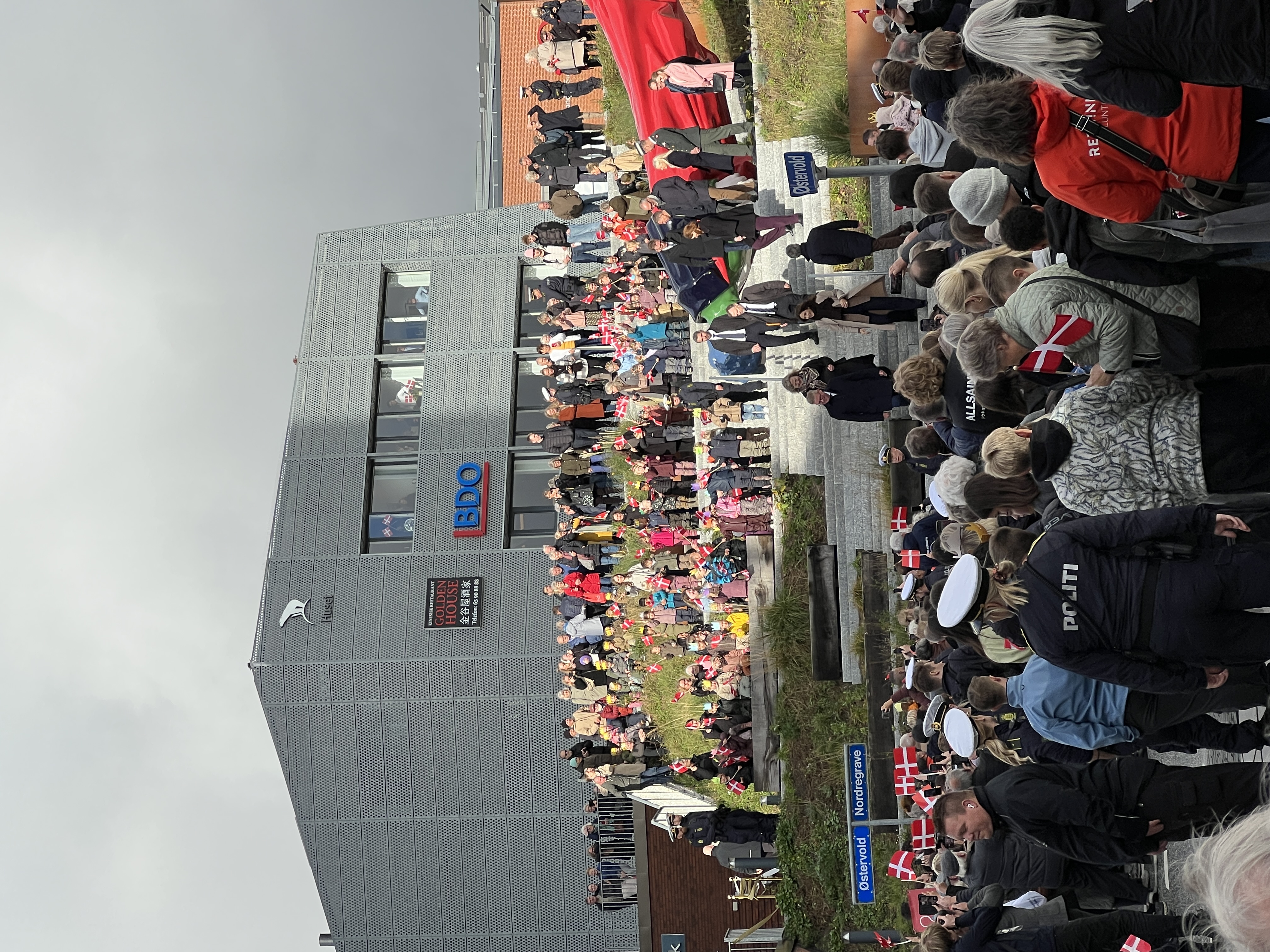 Kongeparret på vej ned ad Thors Trappe