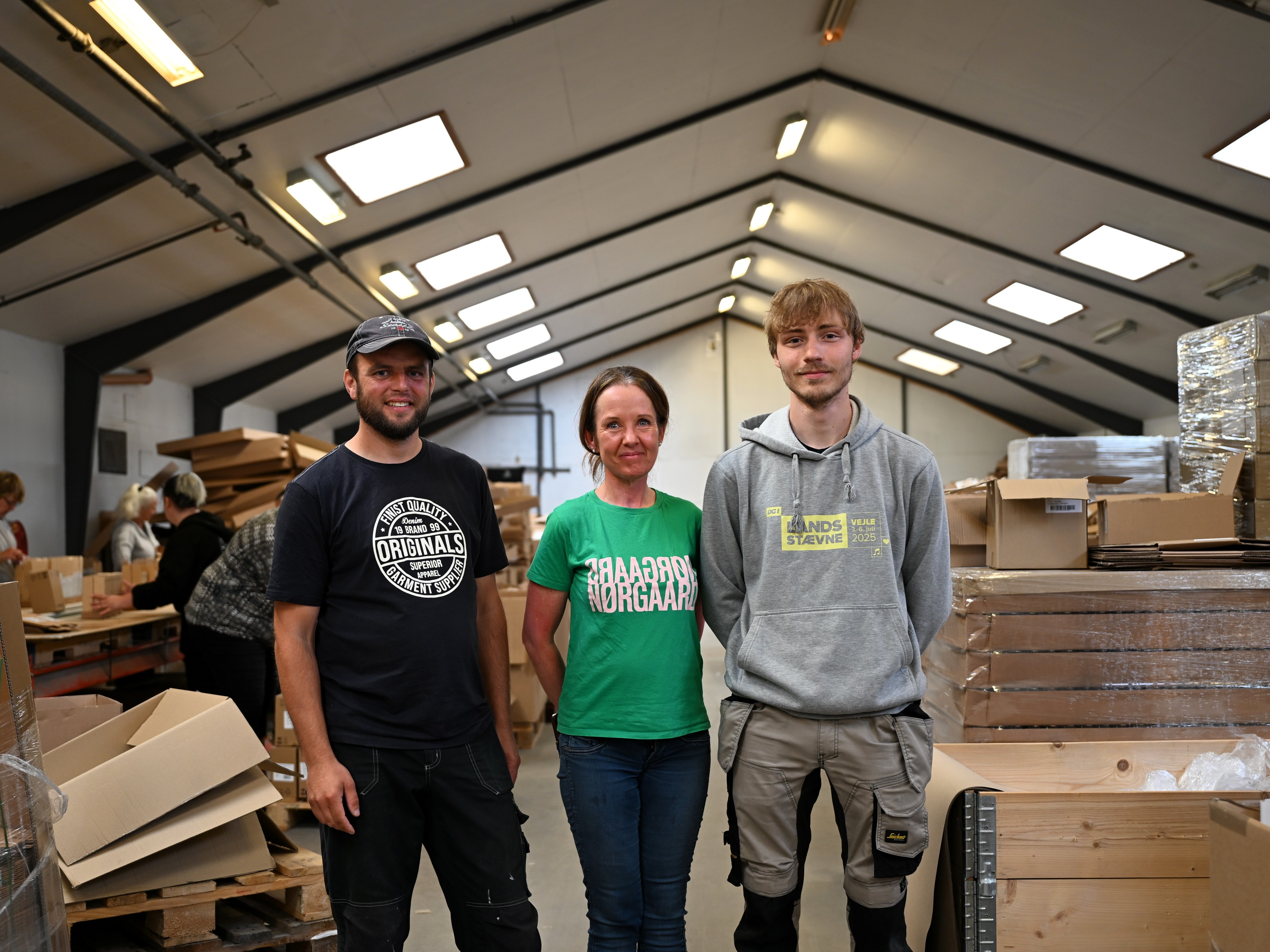 Medarbejdermentor Carsten Bøgh, direktør Anne Mette Olesen og ny medarbejder Simon Lotzkat på Borups Services' pakkeri i det nordlige Randers.