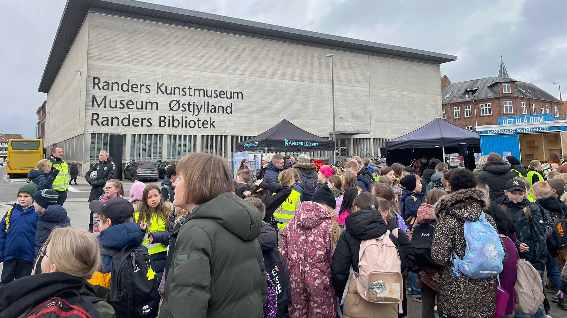 Fernisering af værket 'Mange Bække Små'