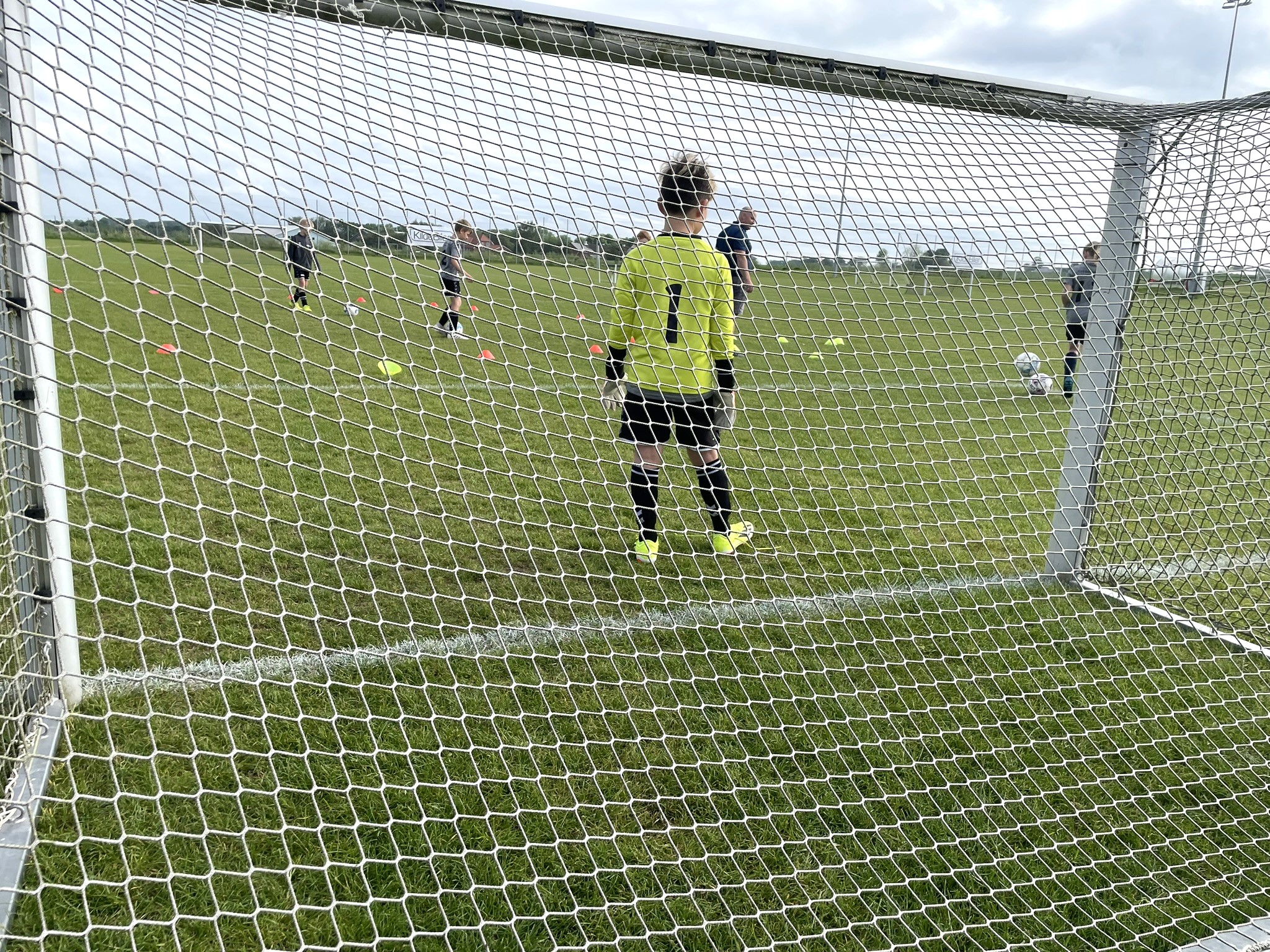 De første fodboldkampe kom hurtigt i gang på det nye idrætsanlæg. Her er det lidt træning før den første kamp.