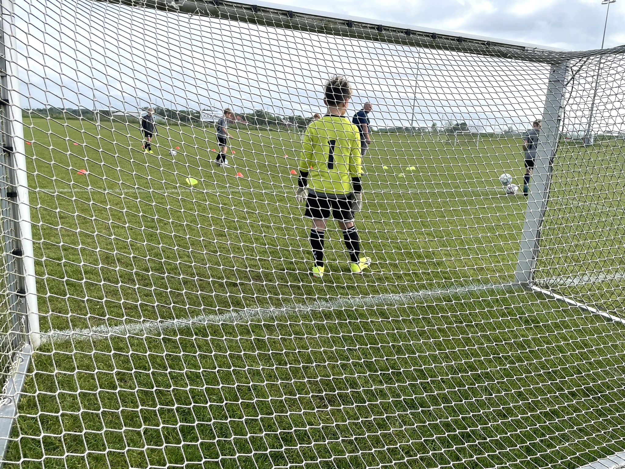 De første fodboldkampe kom hurtigt i gang på det nye idrætsanlæg. Her er det lidt træning før den første kamp.