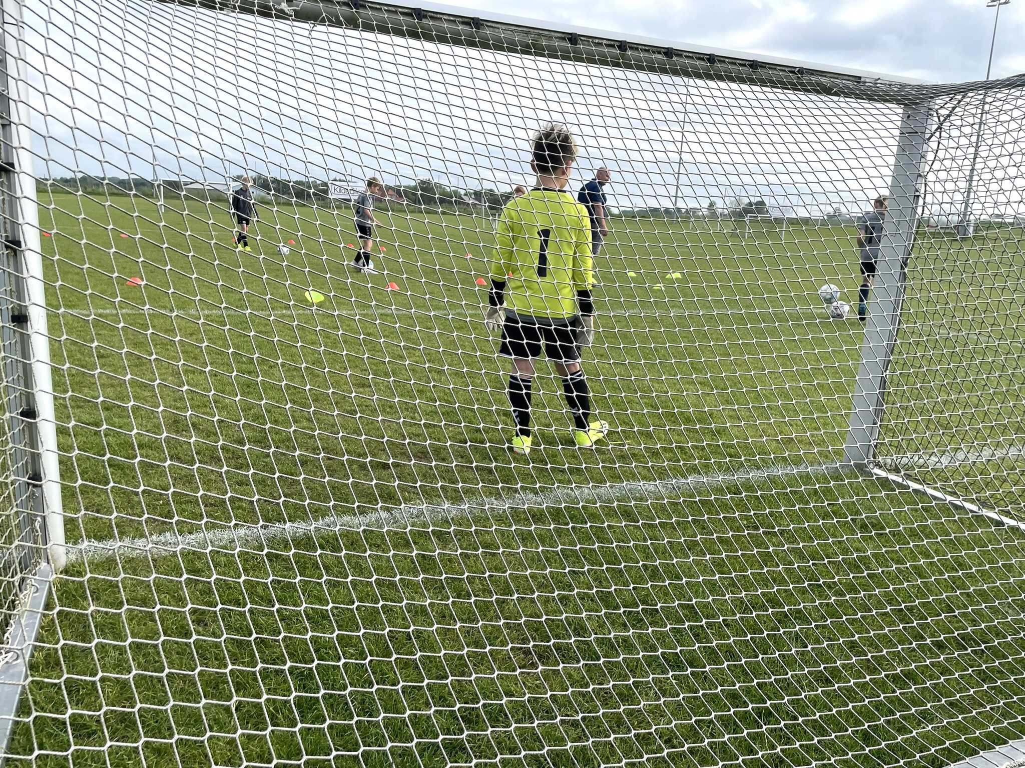 De første fodboldkampe kom hurtigt i gang på det nye idrætsanlæg. Her er det lidt træning før den første kamp.