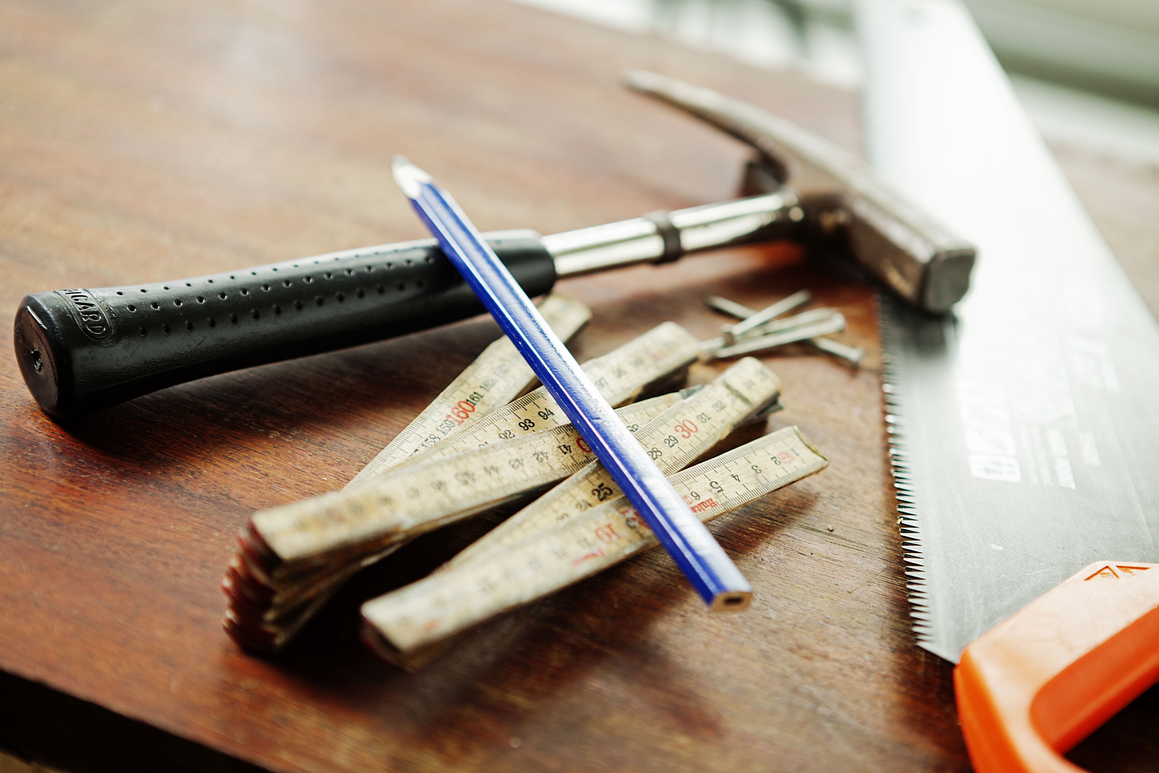 Hammer, sav, blyant og søm.