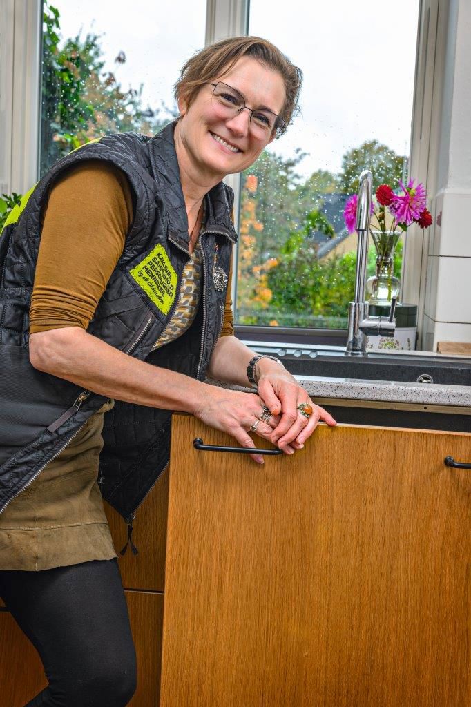 Mitten står ved sin affaldsskuffe